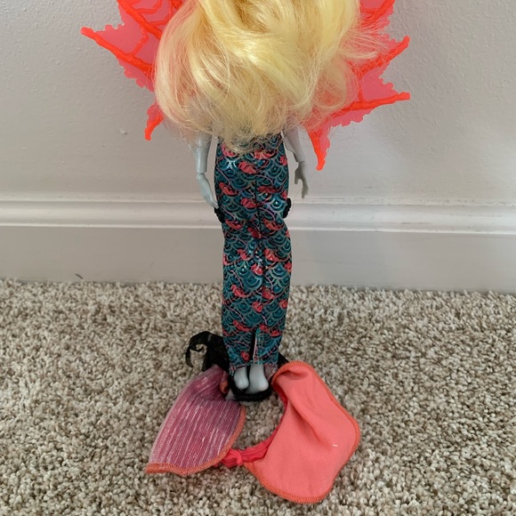 MONSTER HIGH GHOUL TO MERMAID LAGOONA BLUE TRANSFORMATION DOLL - Picture 8 of 9
